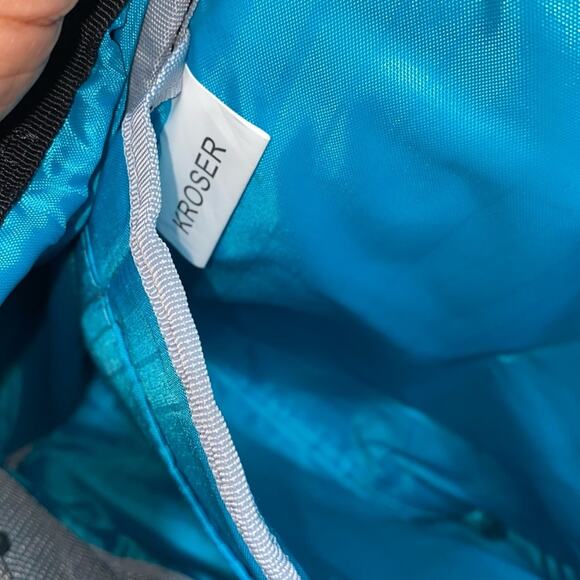 Kroser Laptop Backpack with charging cord and lots of compartments black gold - Picture 8 of 9